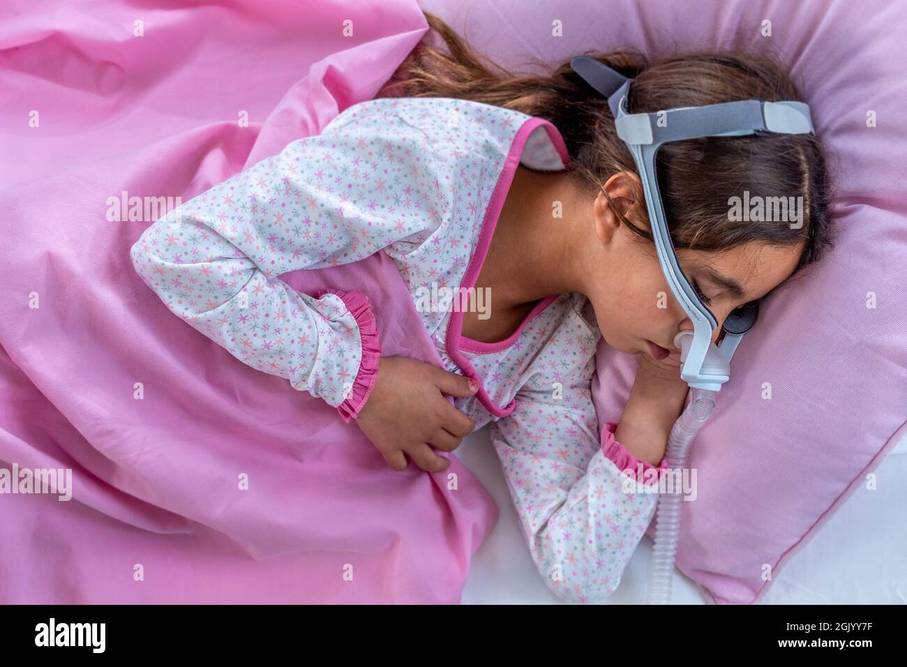 Enfant souffrant d'apnée du sommeil, utilisant un appareil de PPC Banque D'Images