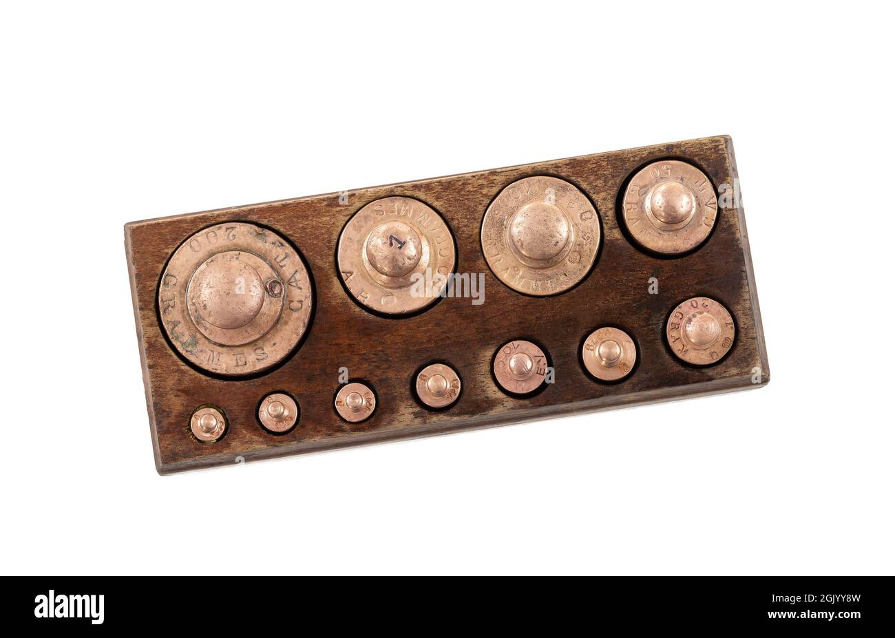 Vieux poids en laiton vintage rétro boxon un fond blanc Banque D'Images