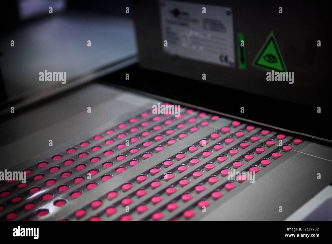 Unité de production pharmaceutique spécialisée dans l'emballage et la distribution des comprimés. Banque D'Images