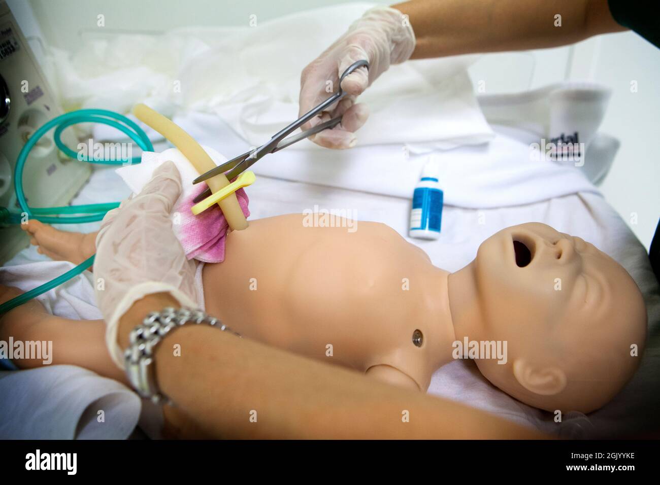 Séance de simulation sur un mannequin, visant à reproduire des situations cliniques très réalistes. Banque D'Images