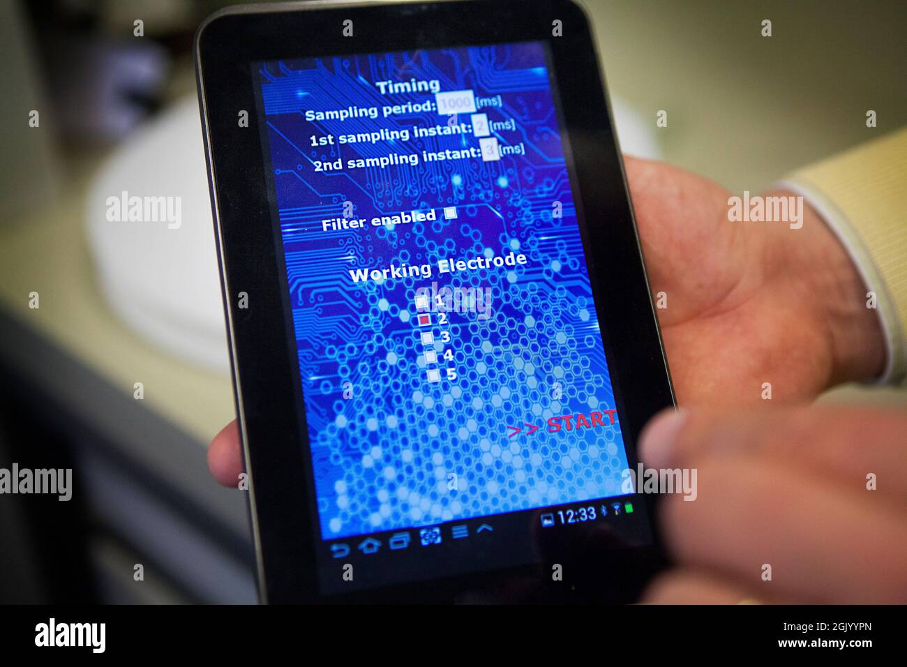 Surveillance du métabolisme humain avec un implant équipé de 5 bio-capteurs capables de détecter des molécules telles que le glucose ou le cholestérol. Banque D'Images