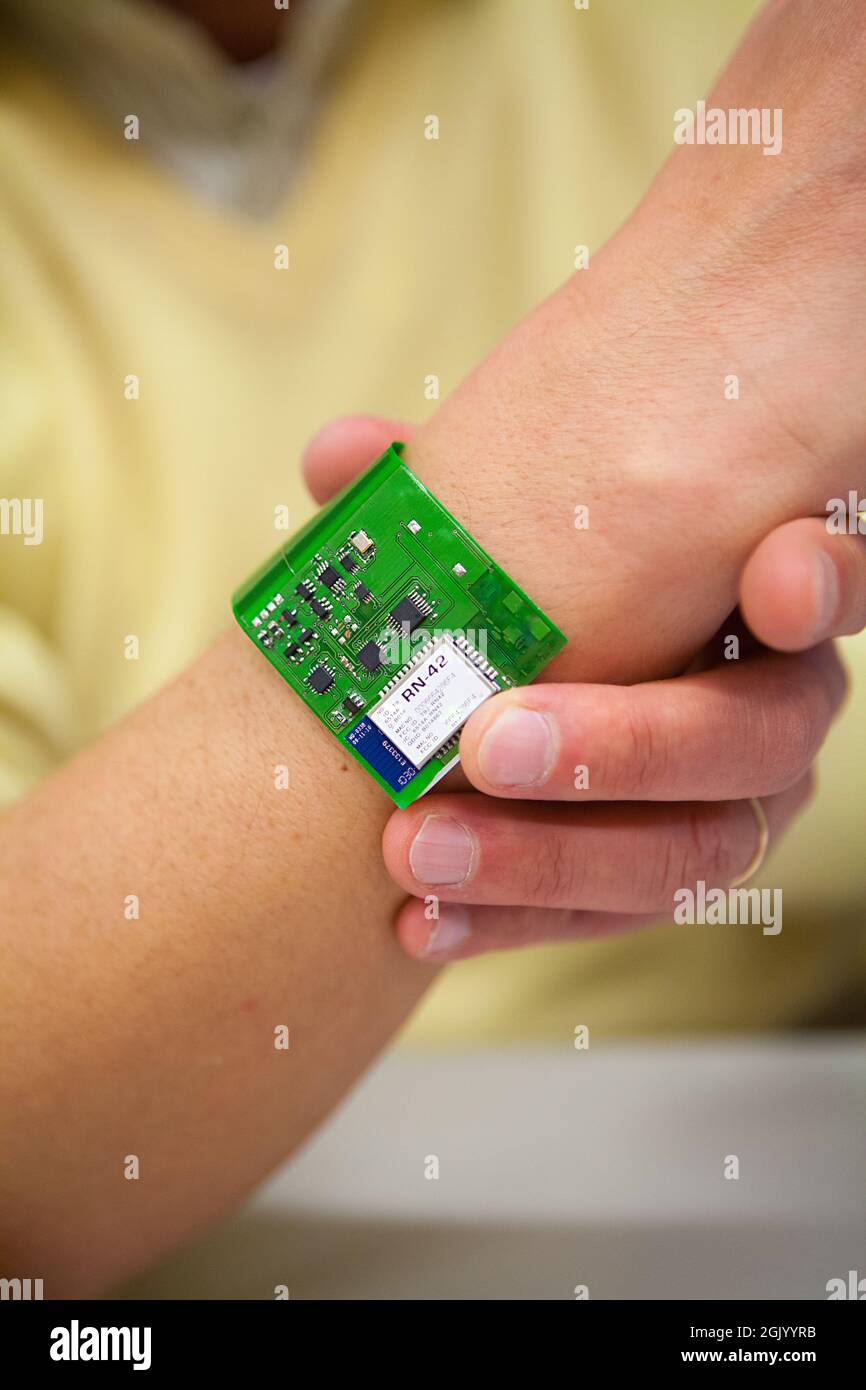 Surveillance du métabolisme humain avec un implant équipé de 5 bio-capteurs capables de détecter des molécules telles que le glucose ou le cholestérol. Banque D'Images