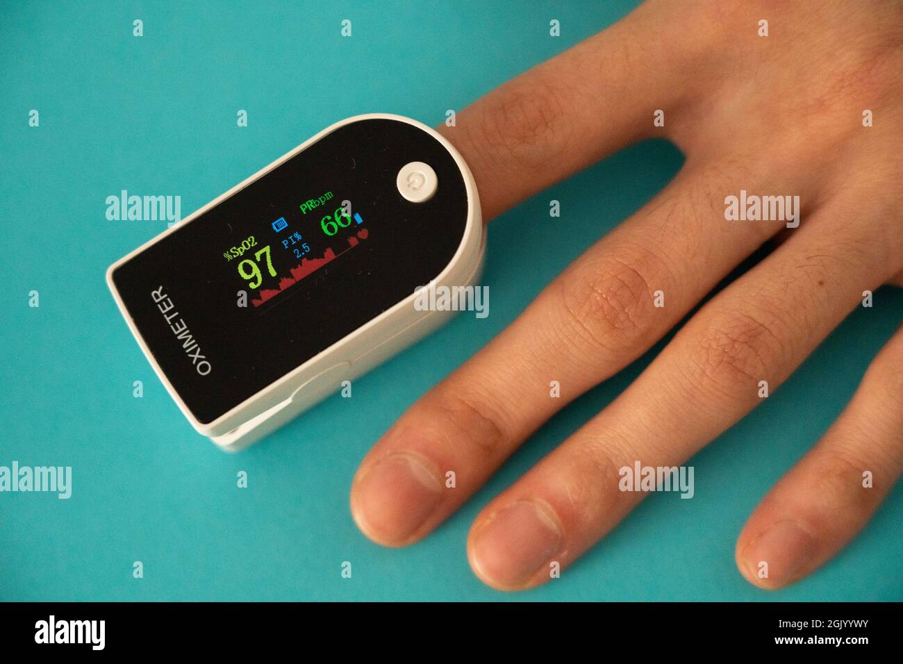 Personne mesurant son niveau d'oxygène à l'aide d'un oxymètre. Banque D'Images