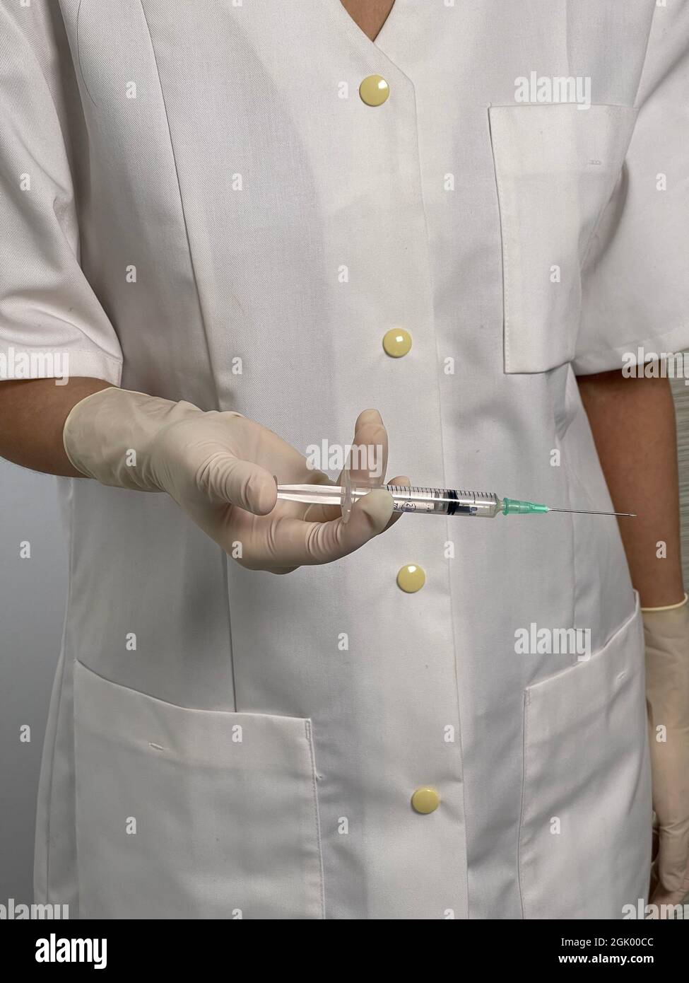 Infirmière tenant la seringue avec le vaccin Covid-19. Banque D'Images