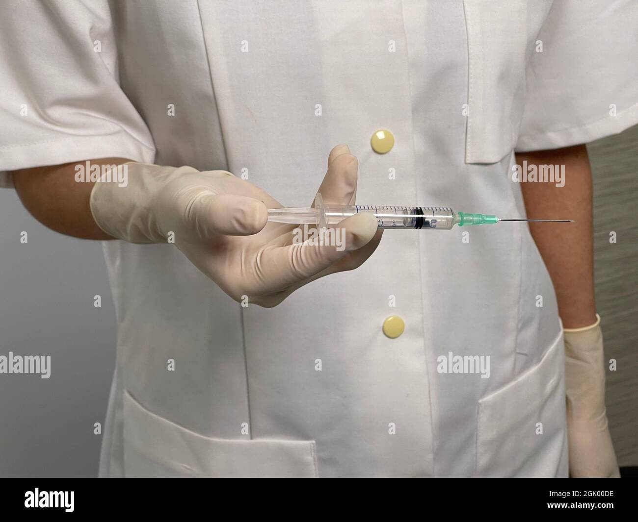 Infirmière tenant la seringue avec le vaccin Covid-19. Banque D'Images