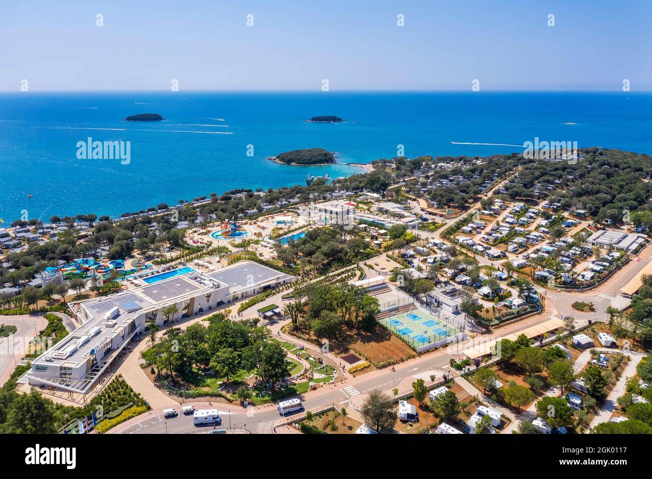 FUNTANA, CROATIE - 31 JUILLET 2021: Une vue aérienne incroyable d'Istra Premium Camping Resort, propriété d'Hotels and Resorts Valamar, entouré par plusieurs moi Banque D'Images
