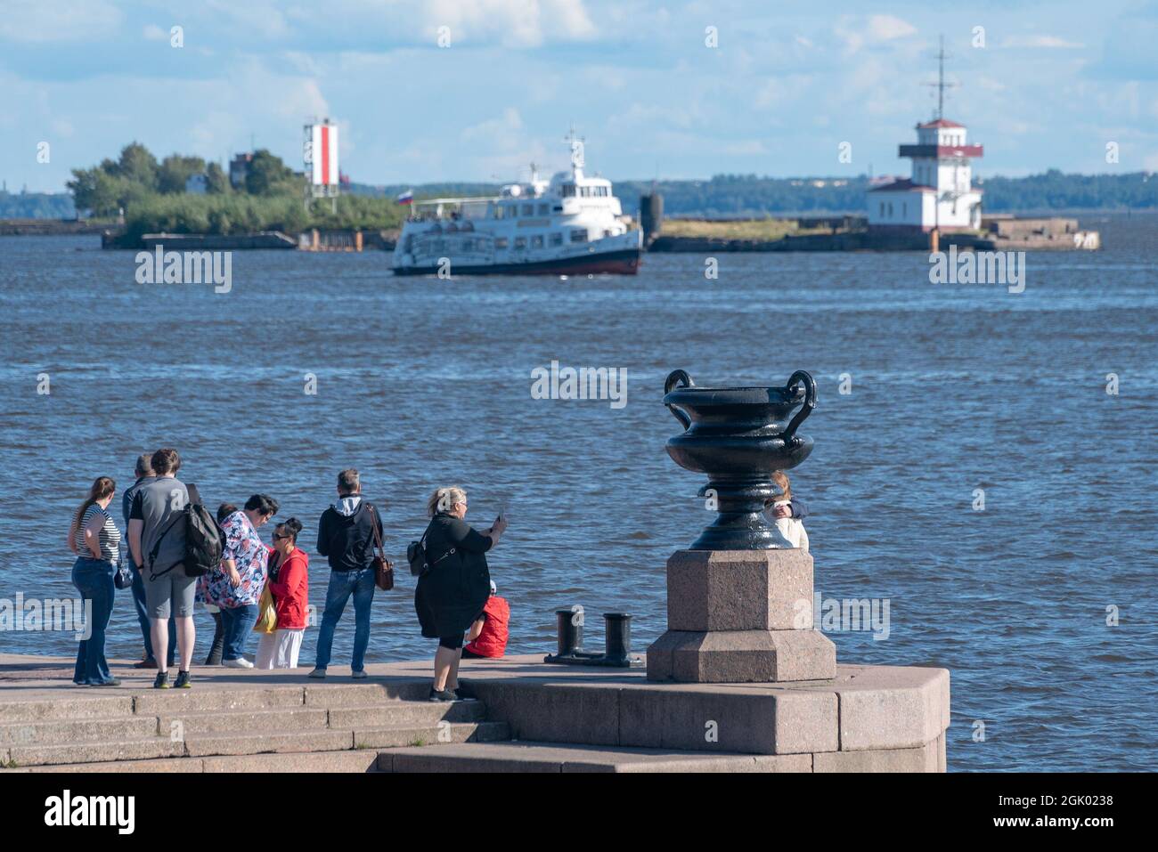 Kronstadt, Saint-Pétersbourg, Russie — le 4 août 2021 : les gens regardent la baie et prennent des photos à la jetée de Petrovskaya Banque D'Images