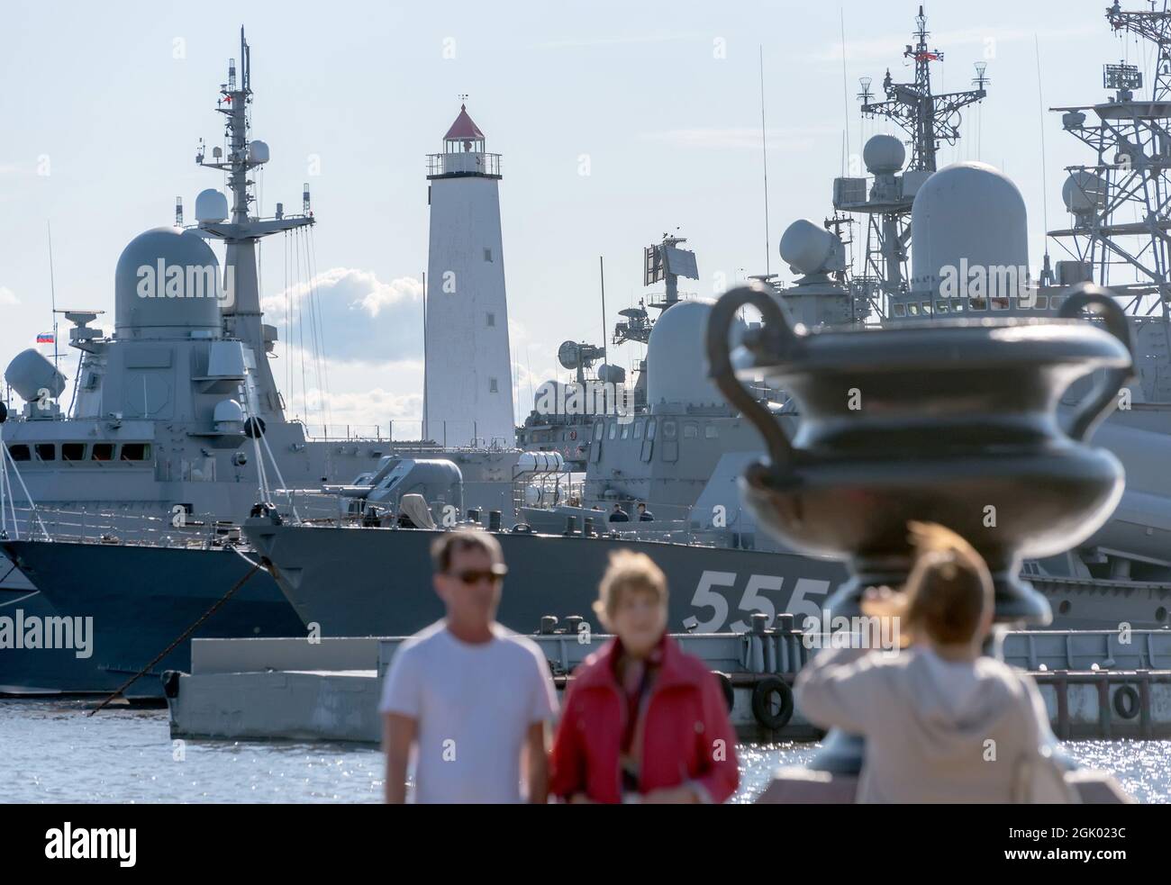 Kronstadt, Saint-Pétersbourg, Russie-4 août 2021 : les gens font des photos à la jetée de Petrovskaya sur fond de navires de guerre Banque D'Images