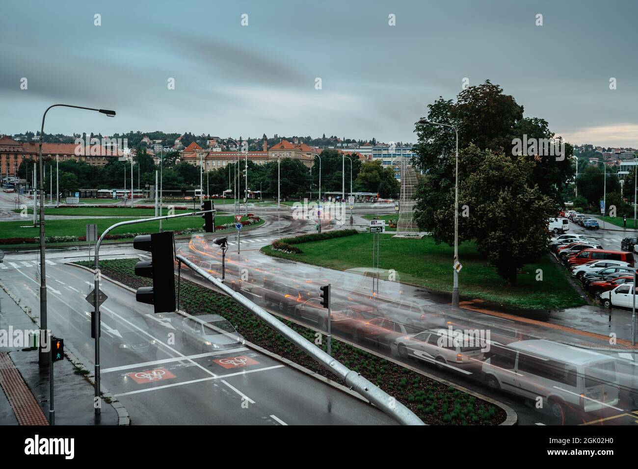 Prague, République tchèque - août 31,2021. Circulation en soirée à Vitezne namesti,place de la victoire,point focal de Dejvice.Abstract lumières de ville floues, voitures Banque D'Images