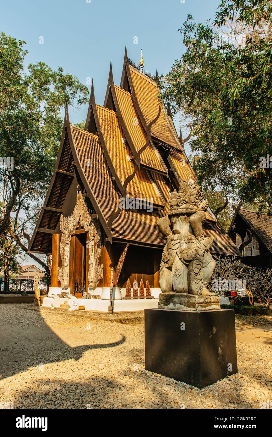Temple noir, barrage Baan, à Chiang Rai, Thaïlande, fournit la collection de peaux, d'os, de dents d'animaux.lieu touristique populaire.Maison en bois façade or. Banque D'Images
