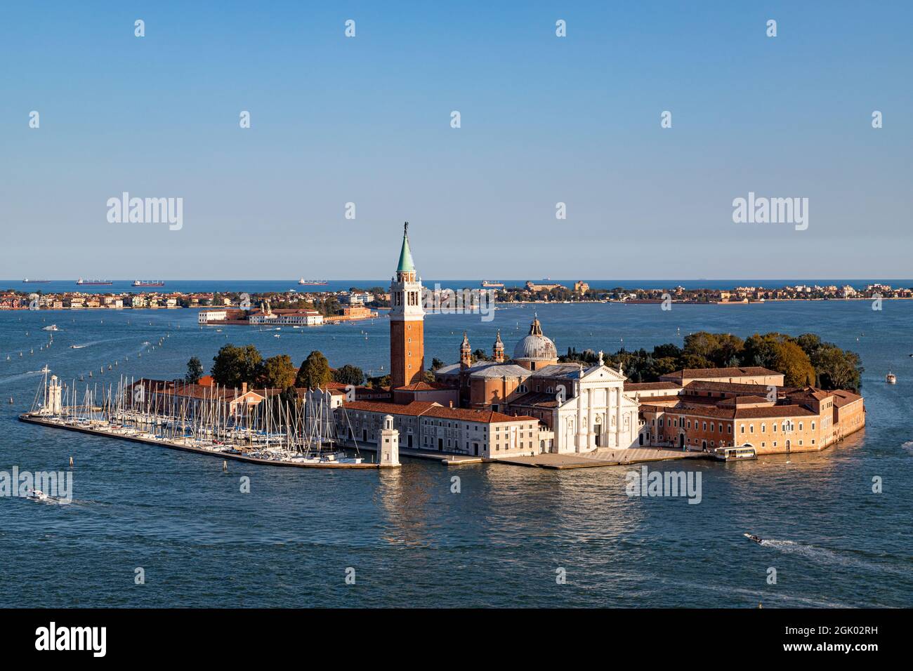 Vue aérienne de l'île de San Giorgio Maggiore, située en face de la place San Marco à Venise - Italie Banque D'Images