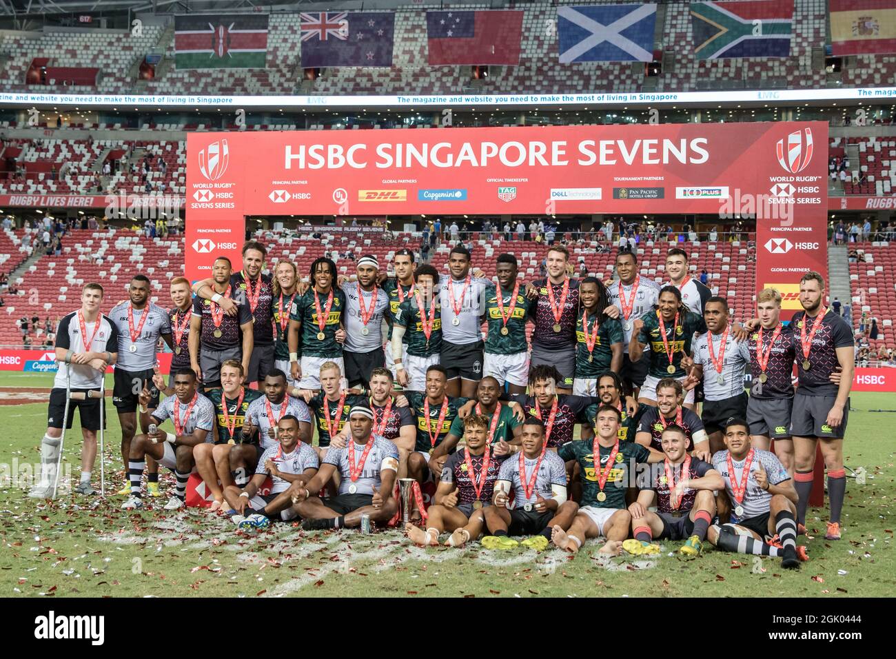 SINGAPOUR-AVRIL 14 : photo de groupe de l'équipe d'Afrique du Sud 7 (verte), de l'équipe de Fidji 7 (blanche) et de l'équipe d'Angleterre 7 (bleue) le deuxième jour de HSBC Singapore Sevens le 14 avril 2019 au stade national de Singapour Banque D'Images