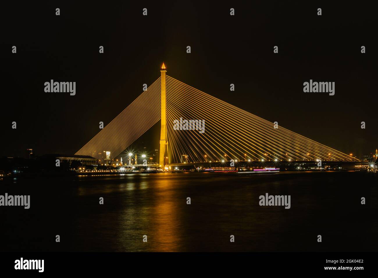 Rama VIII Pont sur la rivière Chao Phraya, Bangkok, Thaïlande.scène de la ville de nuit, architecture moderne, lumières à longue exposition. Concept de transport de voyage Banque D'Images