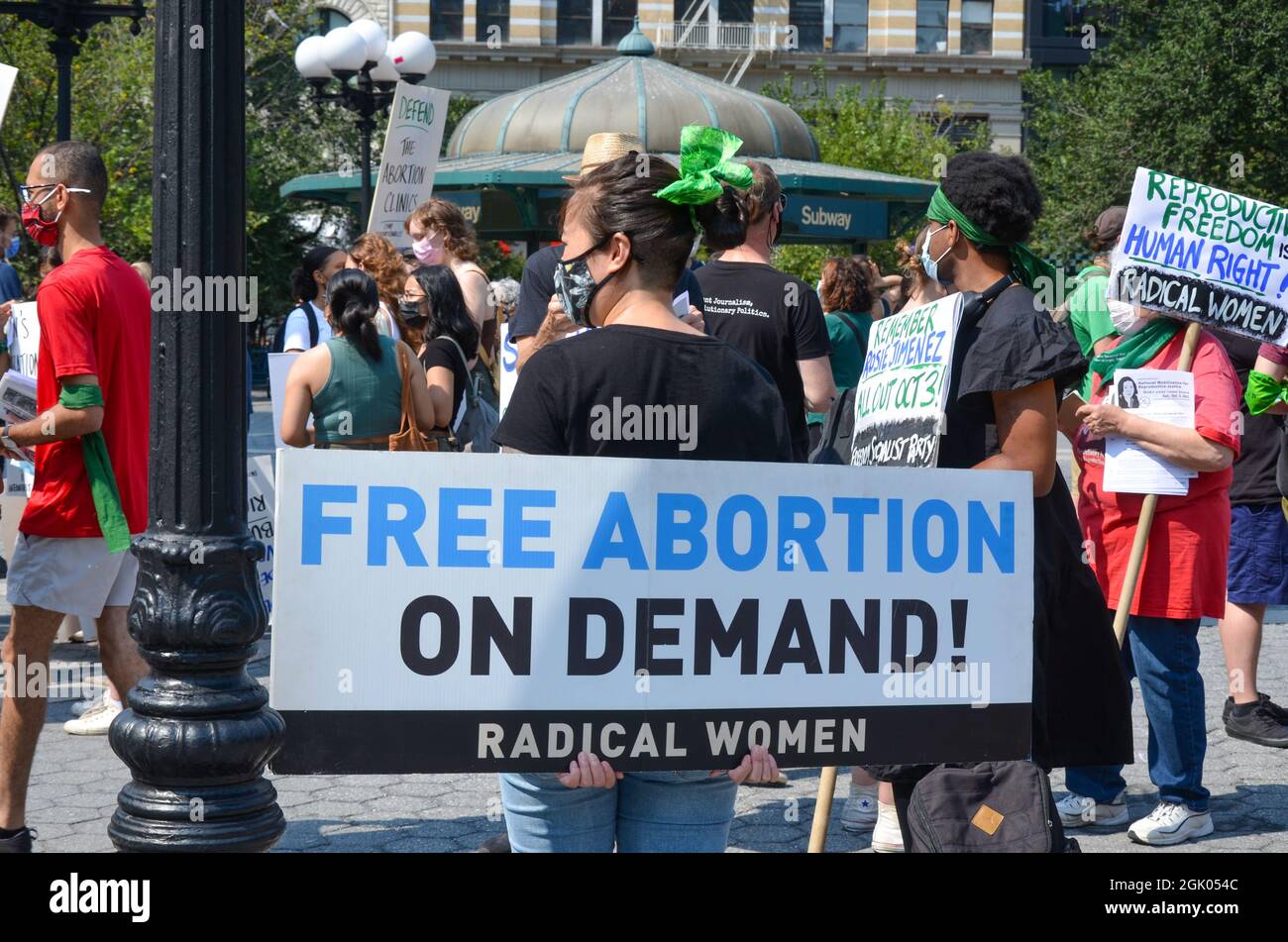 Des manifestants sont vus tenir des banderoles lors du rassemblement gratuit, sécuritaire et légal sur l'avortement à la demande à Union Square, New York City, le 12 septembre 2021. Banque D'Images