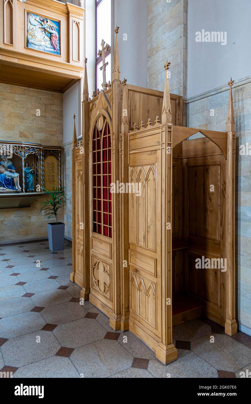 Cabine confessionnelle à l'intérieur de la cathédrale catholique romaine notre-Dame de Fatima, Karaganda, Kazakhstan, Asie centrale Banque D'Images