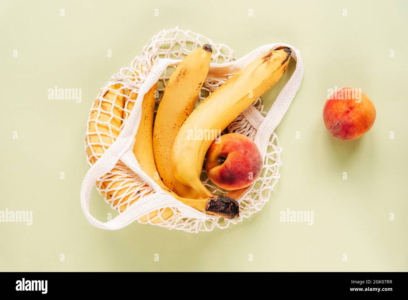 Fruits frais mûrs dans un sac à ficelle. Concept zéro déchet, nourriture saine. Vue de dessus, plan d'appartement. Banque D'Images