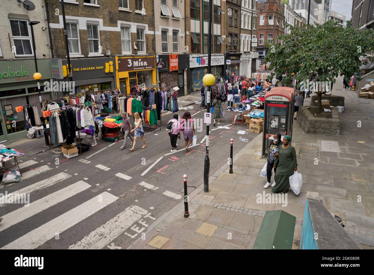 Commerçants et clients de rue au marché de Petticoat Lane à Londres, Angleterre, Royaume-Uni Banque D'Images