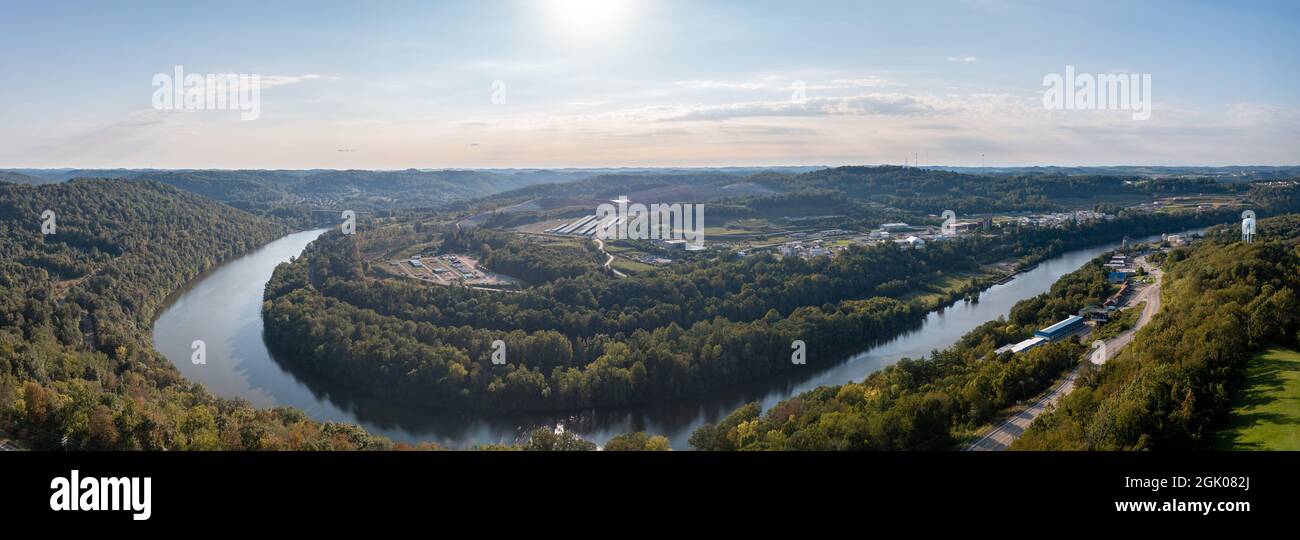 Vue panoramique aérienne de Morgantown en Virginie-Occidentale de Dorseys Knob vers le domaine industriel et le stockage des conduites de gaz Banque D'Images