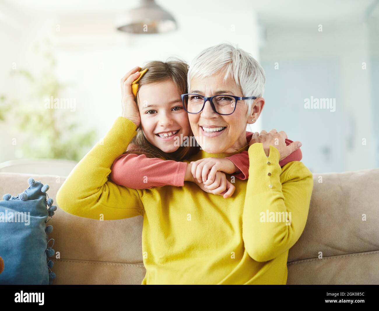 Petit Enfant Petite Fille Grand Mere Grand Mere Portrait Jeune Fille Amour Senior Famille Photo Stock Alamy