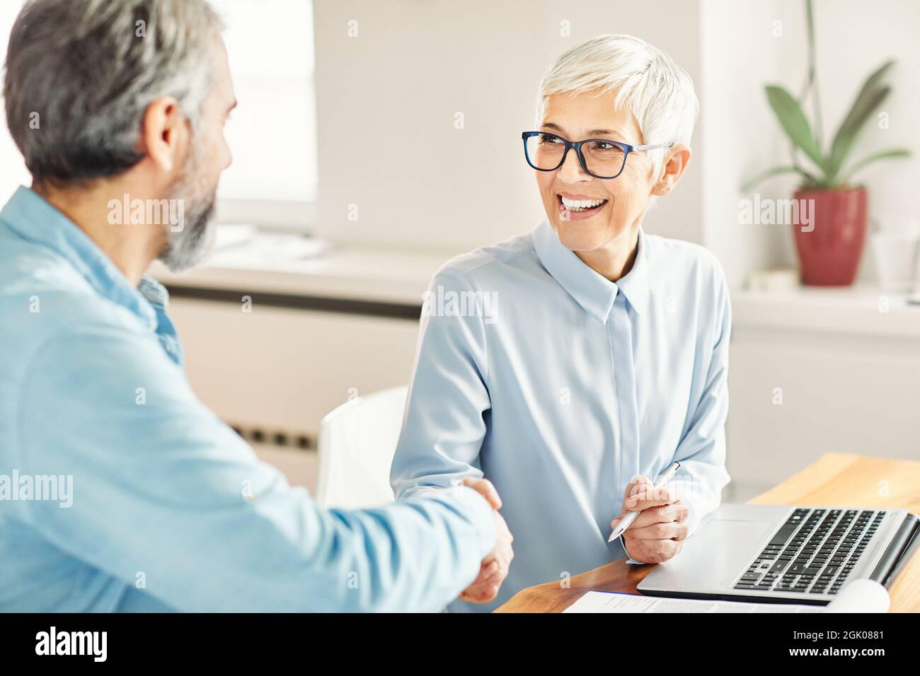 homme d'affaires femme bureau travail main secouant accord de réunion Banque D'Images