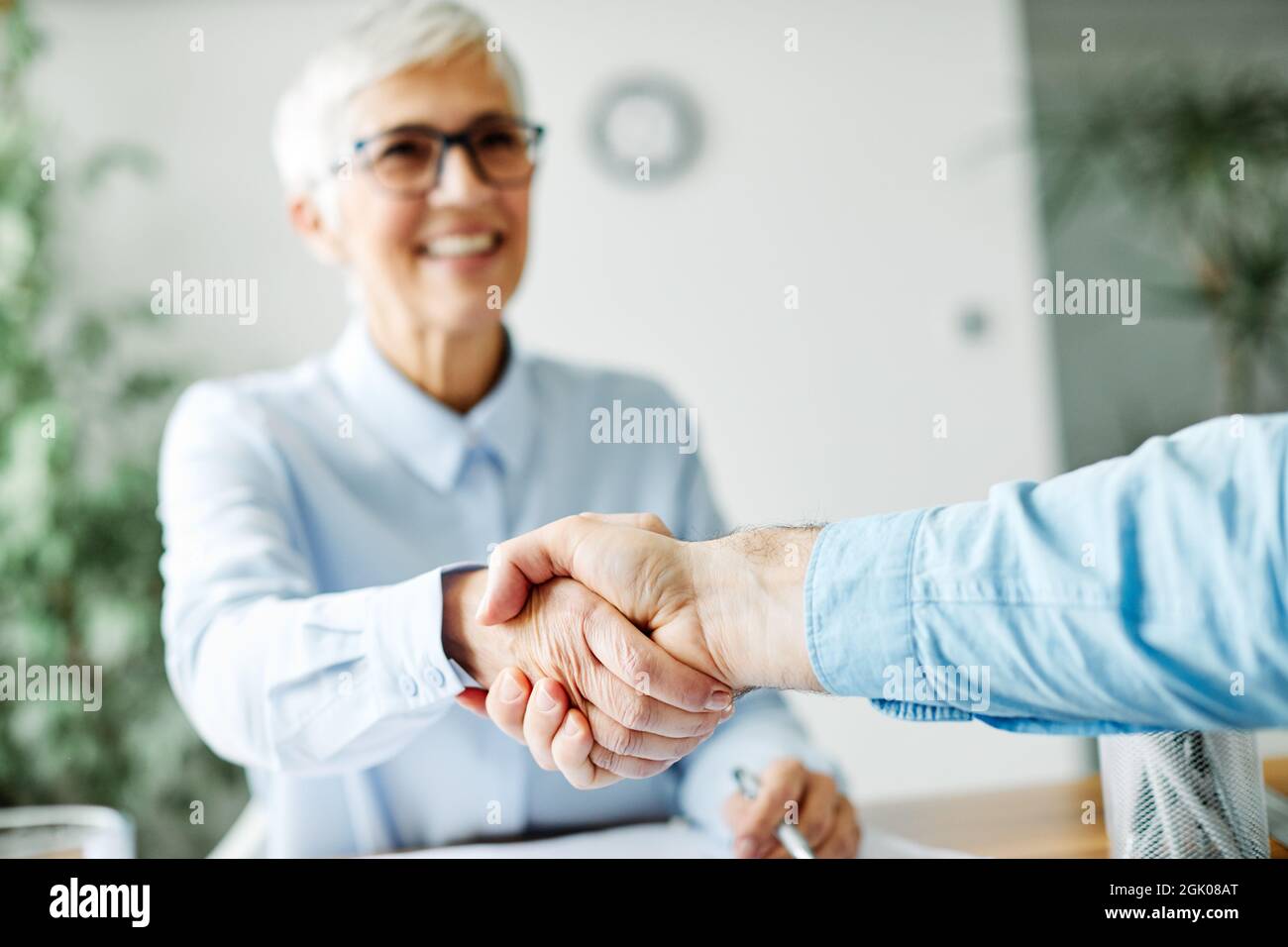 homme d'affaires femme bureau travail main secouant accord de réunion Banque D'Images