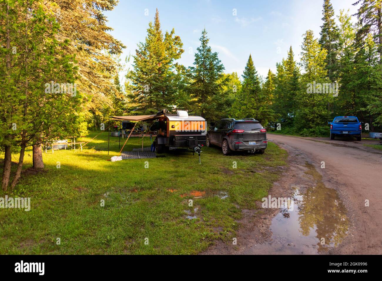 Cheboygan, MI - 13 juillet : petite remorque de voyage en forme de goutte d'eau garée sur un terrain de camping de l'État de Cheboygan, MI, le 13 juillet 2021 Banque D'Images
