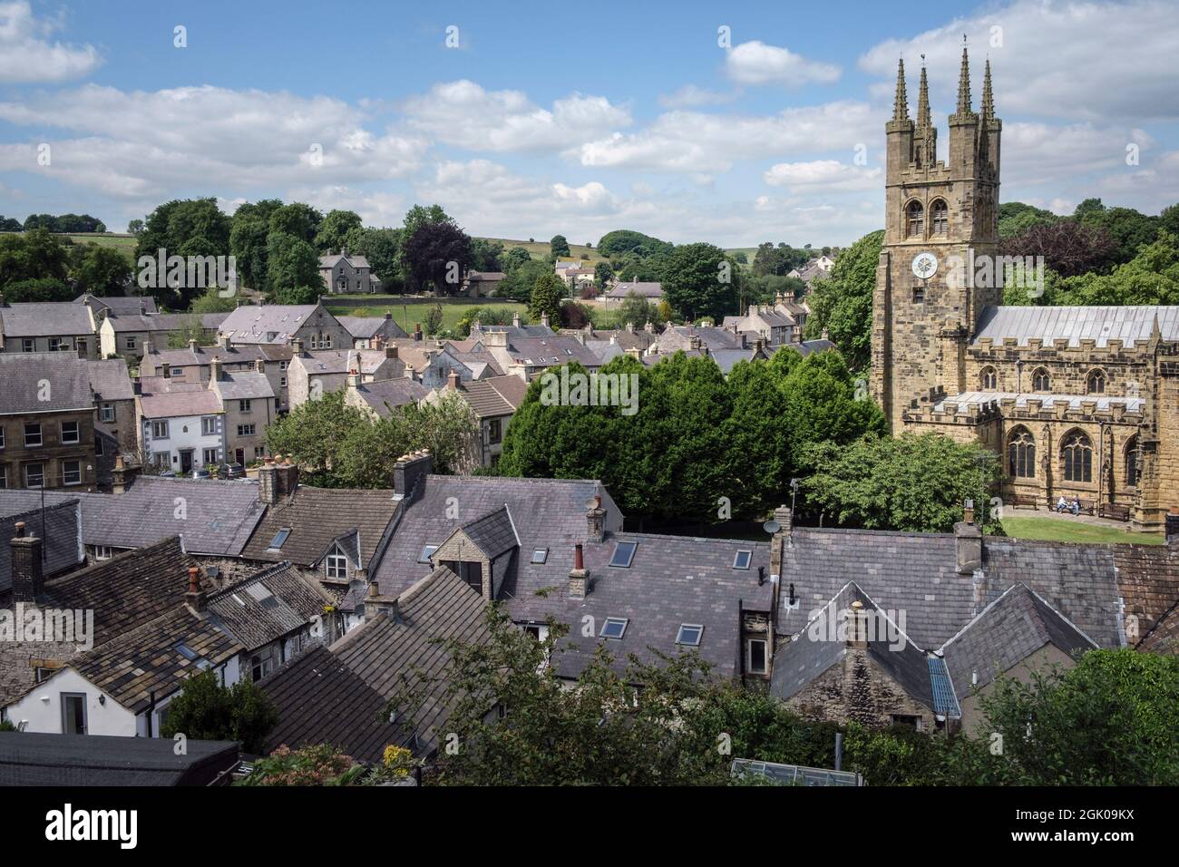 Vue sur les toits de Tideswell jusqu'à l'église Saint-Jean-Baptiste, parc national de Peak District, Derbyshire Banque D'Images Vue sur les toits de Tideswell jusqu'à l'église Saint-Jean-Baptiste, parc national de Peak District, Derbyshire Banque D'Images