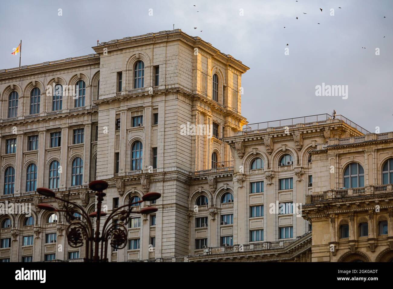 Bucarest, Roumanie - 2 septembre 2021 : le Palais du Parlement à Bucarest au coucher du soleil. Banque D'Images