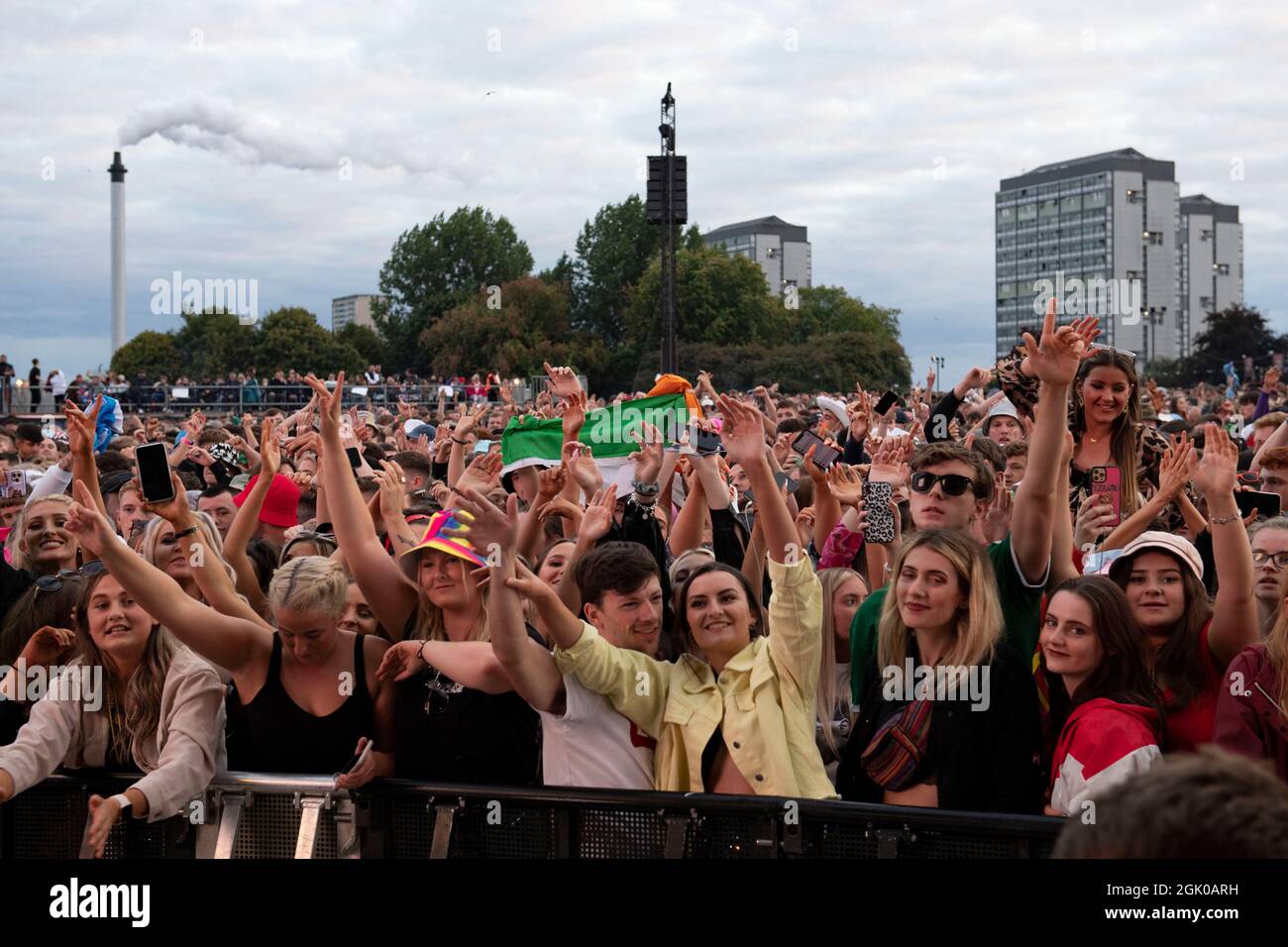 Glasgow, Royaume-Uni. 12 septembre 2021. PHOTO : les fans se délectent parmi une foule bonde tandis que le groupe Snow Patrol joue aux masses. Snow Patrol, vu jouer sur la scène principale à une foule emballée à Glasgow Green au TRNSMT 2021 le dernier jour du festival de musique live. Crédit : Colin Fisher/Alay Live News Banque D'Images