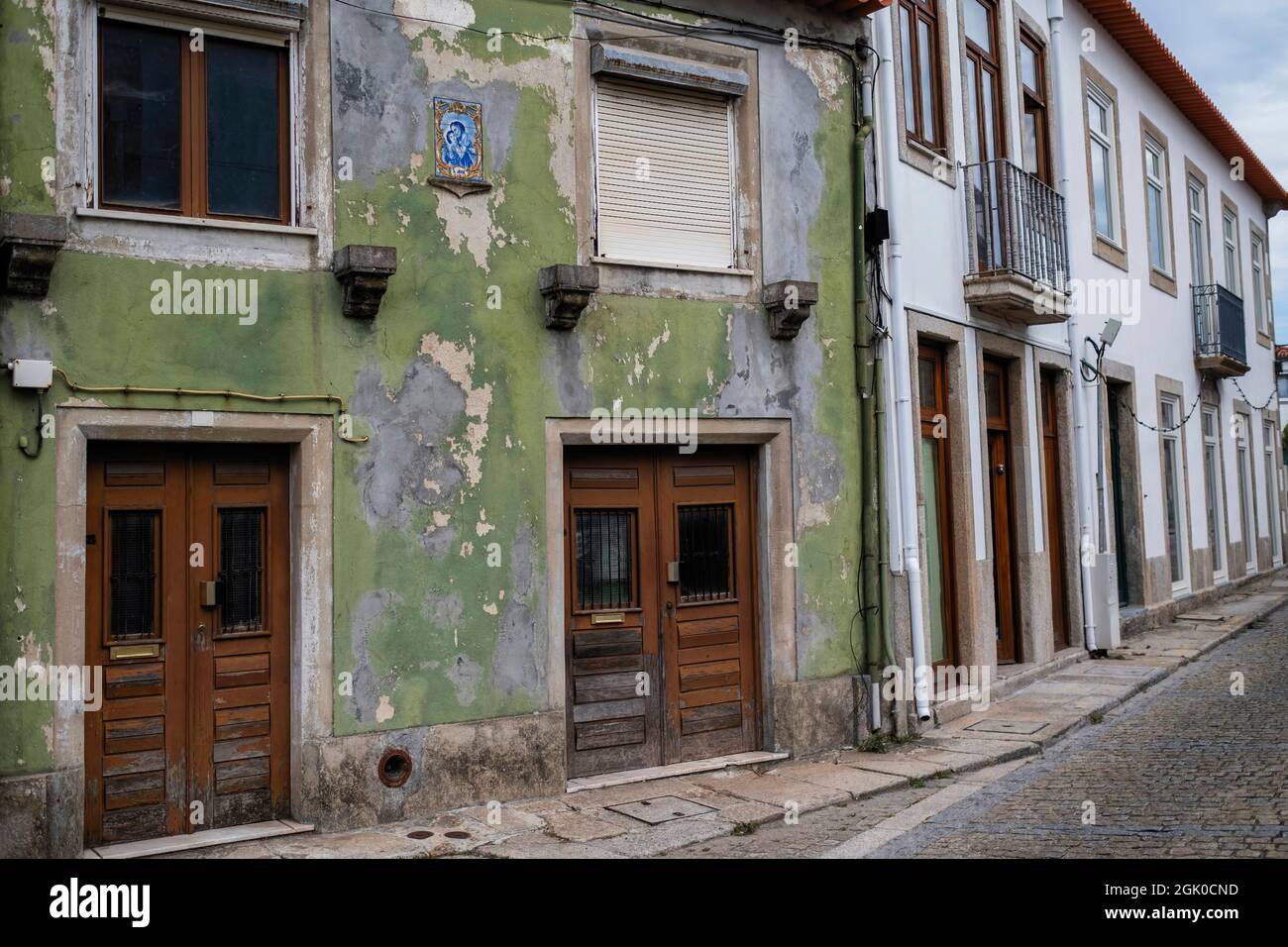 Dans l'une des rues de Vila do Conde, dans le quartier de Porto, au Portugal. Banque D'Images