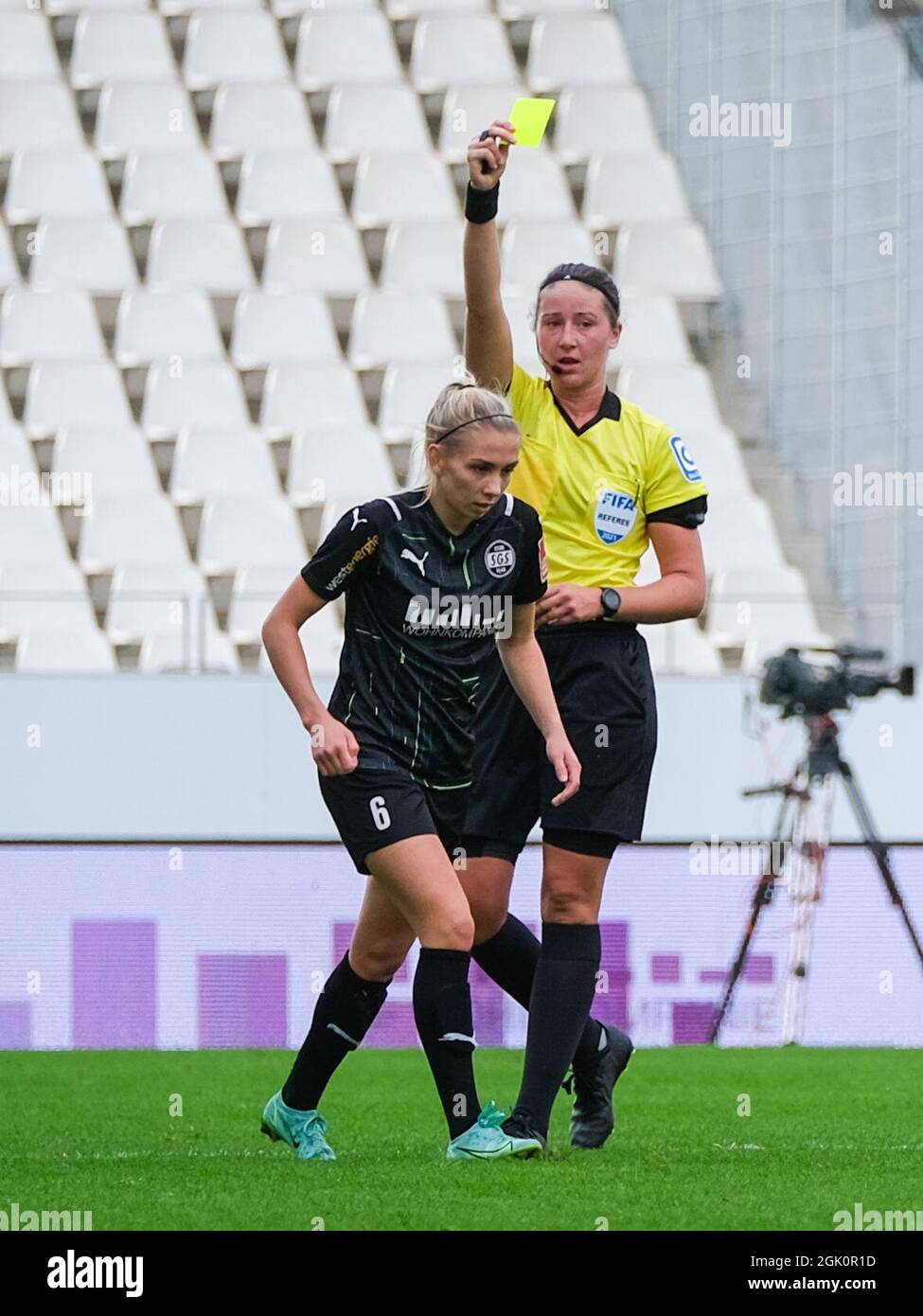 Essen, Allemagne. 12 septembre 2021. ELISA Senß (6 SGS) obtient une carte jaune lors du match Frauen Bundesliga entre SGS Essen et TSG Hoffenheim au Stadion Essen en Allemagne. Crédit: SPP Sport presse photo. /Alamy Live News Banque D'Images