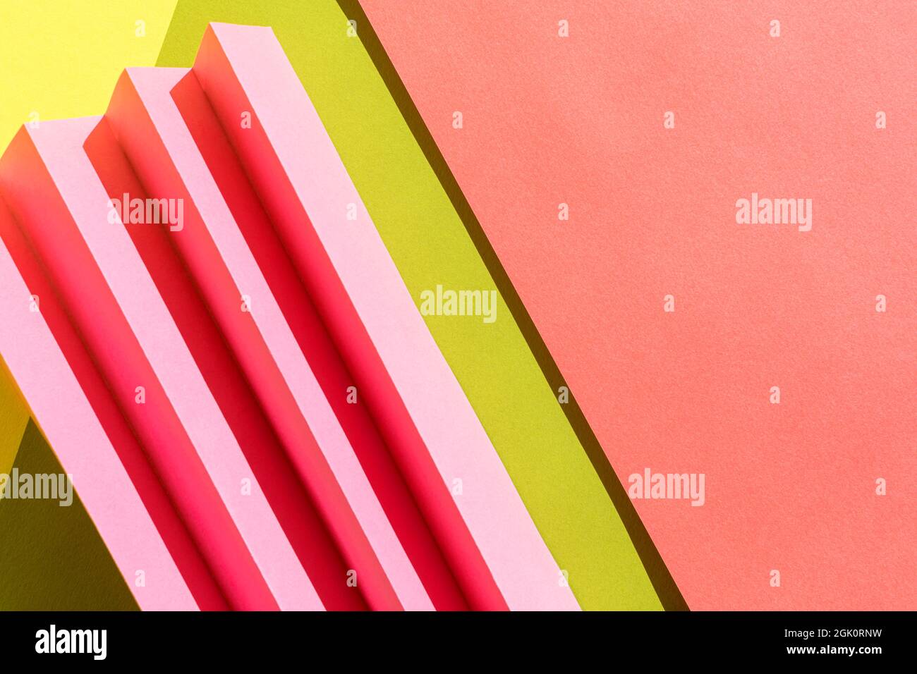 Texture abstraite de papier de couleur. Papier plié avec des ombres du soleil, des formes géométriques et des lignes. Arrière-plan minimaliste. Pose à plat. Copier l'espace. Banque D'Images