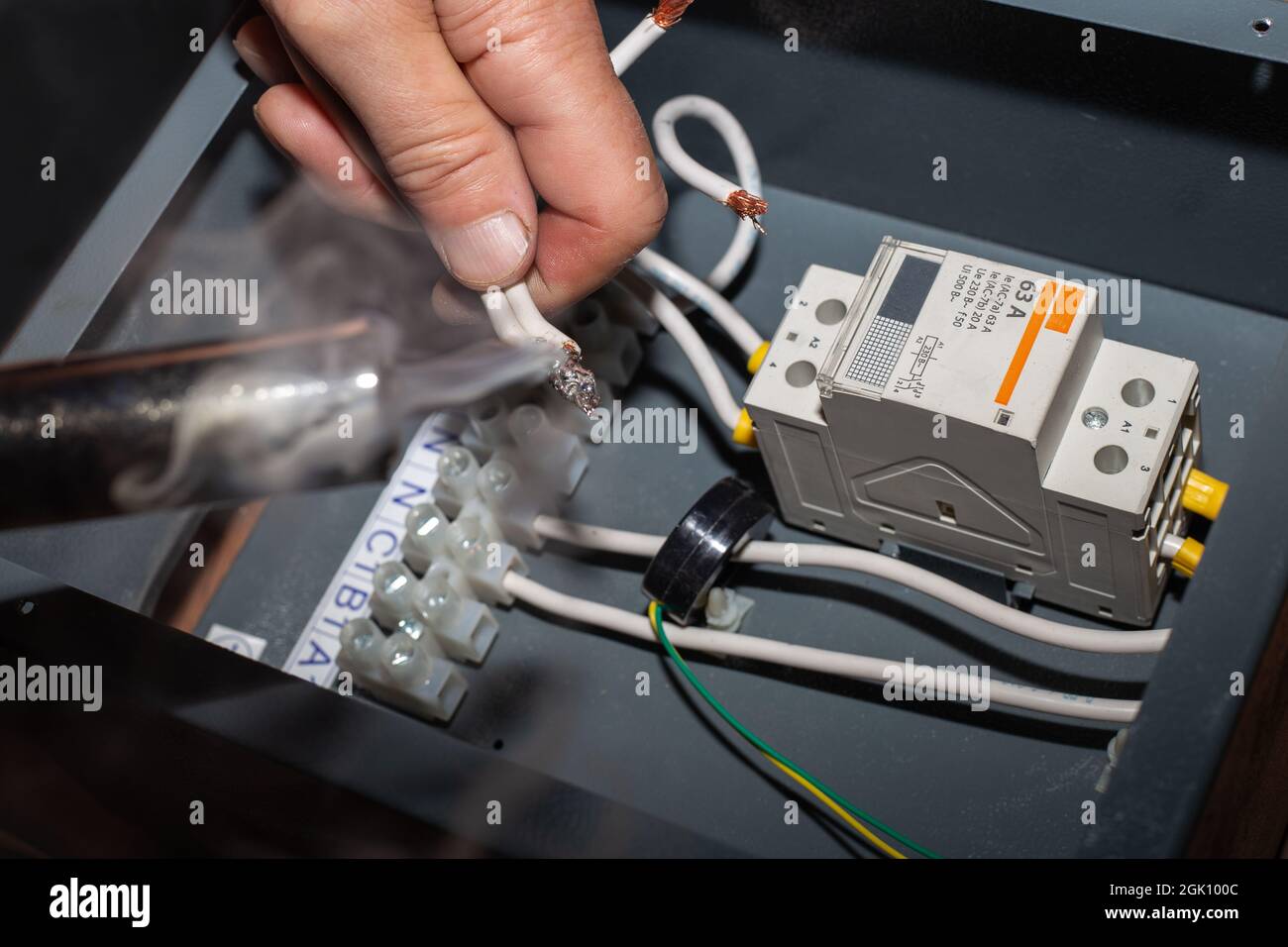 Souder les éléments du circuit électrique du système de chauffage du chalet  Photo Stock - Alamy