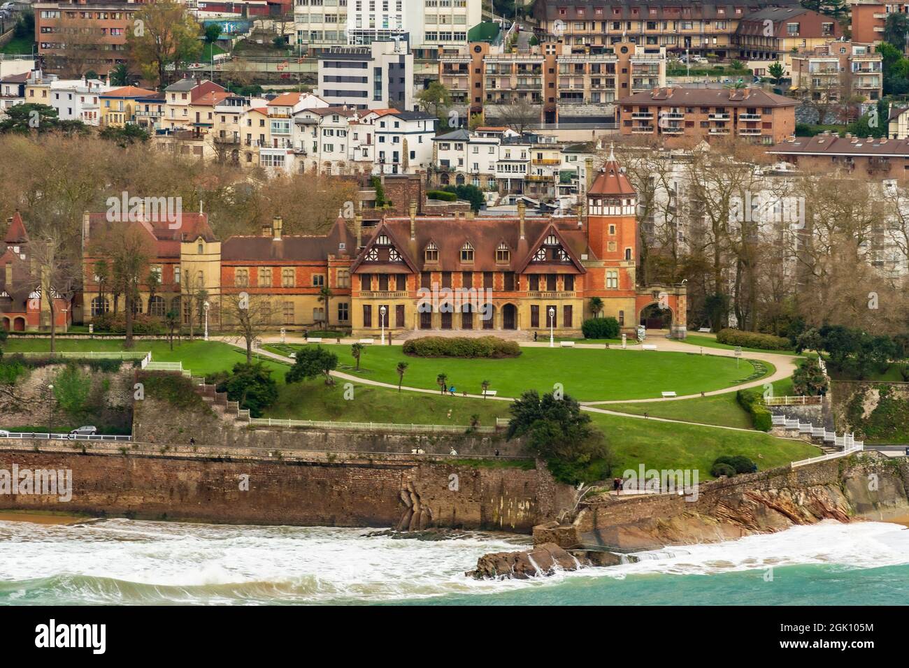 palacio de miramar en San Sebastián, visto desde el monte urgull con gente paseando por sus jardines en un dia nublado Banque D'Images