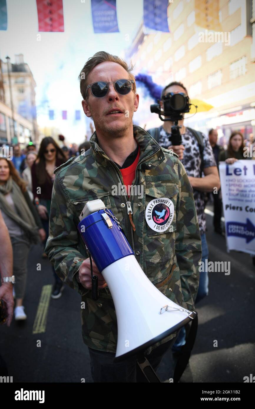 Londres, Royaume-Uni. 24 avril 2021. Laurence Fox tient un mégaphone tout en marchant dans les rues pendant la manifestation.leader du Parti de la récupération, Laurence Fox est descendu dans les rues de Londres pour protester contre les mesures de verrouillage mises en place par le gouvernement britannique pendant la pandémie de Covid-19. (Image de crédit : © Stuart Mitchell/SOPA Images via ZUMA Press Wire) Banque D'Images