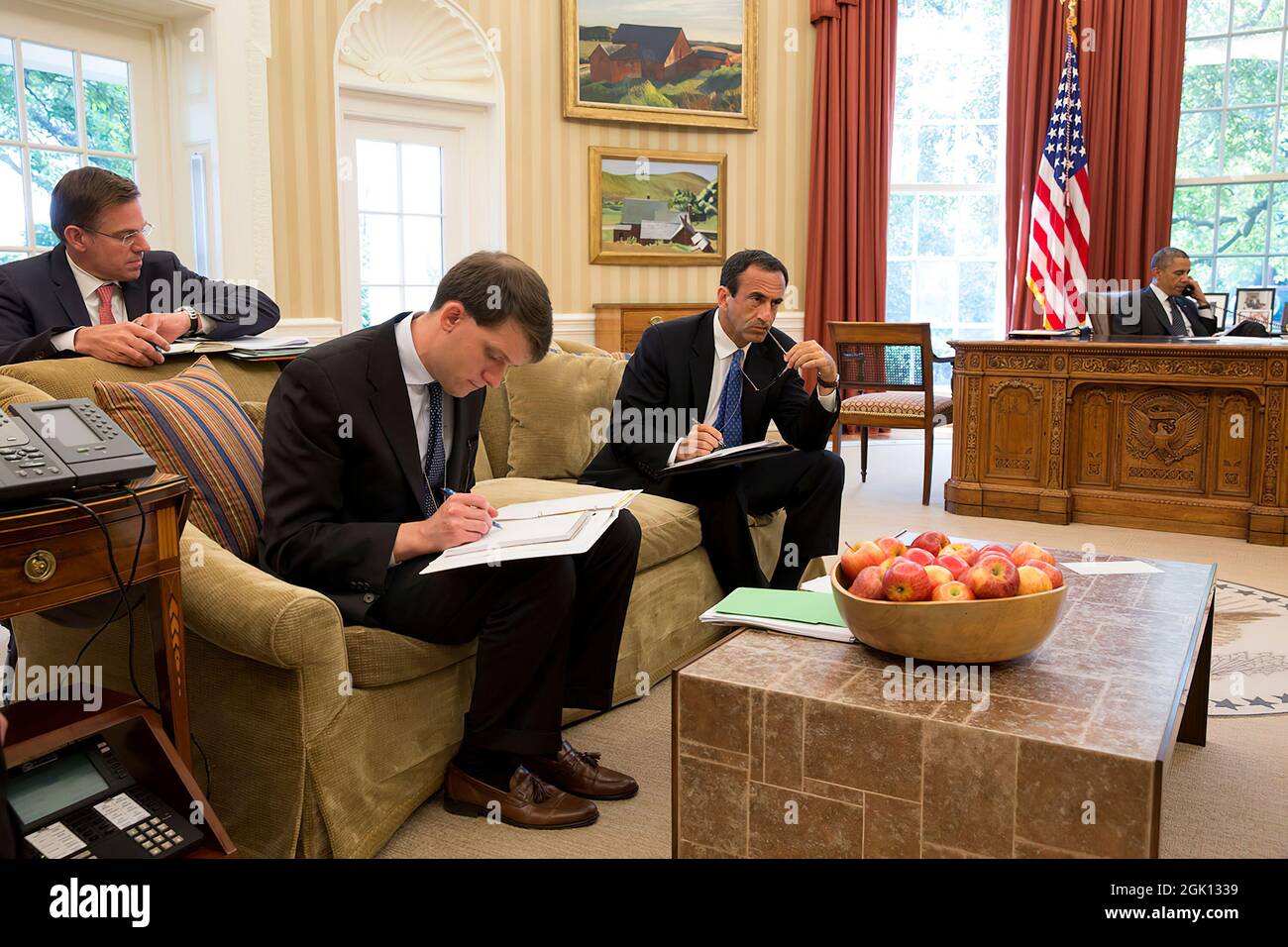 Le président Barack Obama s'entretient au téléphone avec le cheikh Tamim bin Hamad Al Thani, émir du Qatar, dans le Bureau ovale, le 27 mai 2014. Sont présents, de gauche à droite, Jeff Eggers, adjoint spécial du Président et Directeur principal pour l'Afghanistan et le Pakistan; William Burke, Directeur pour l'Afghanistan et le Pakistan; et Phil Gordon, Coordonnateur de la Maison Blanche pour le Moyen-Orient, l'Afrique du Nord et la région du Golfe. (Photo officielle de la Maison Blanche par Pete Souza) cette photo officielle de la Maison Blanche est disponible uniquement pour publication par les organismes de presse et/ou pour impression personnelle par le sujet( Banque D'Images