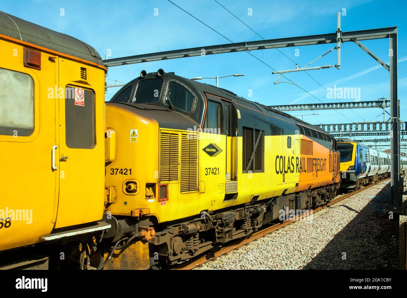 Colas Rail Freight English Electric Type 3 classe 37 No 37421 Locomotive en voie d'évitement à Blackpool North Station Lancashire Angleterre Banque D'Images