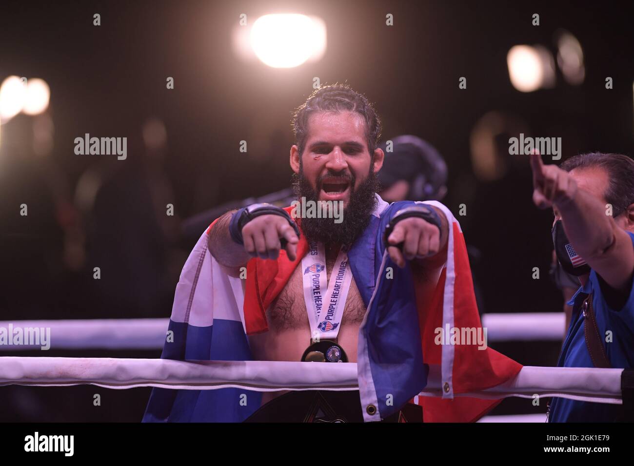 Miami, États-Unis d'Amérique. 12 septembre 2021. MIAMI, FL - SEPTEMBRE 11 : les combattants Jomi 'l'Arcangel' Escoboza bat Rene 'White Boy' Rodriguez n le match principal du championnat de poids-croisière BYB lors de la bareknug Brawl extrême de BYB au bord de la rivière, dans le TRIGON Triangle Ring au James L. Knight Centre, le 11 septembre 2021 à Miami, Floride. Personnes: Jomi Escoboza, Rene Rodriguez crédit: Storms Media Group/Alay Live News Banque D'Images