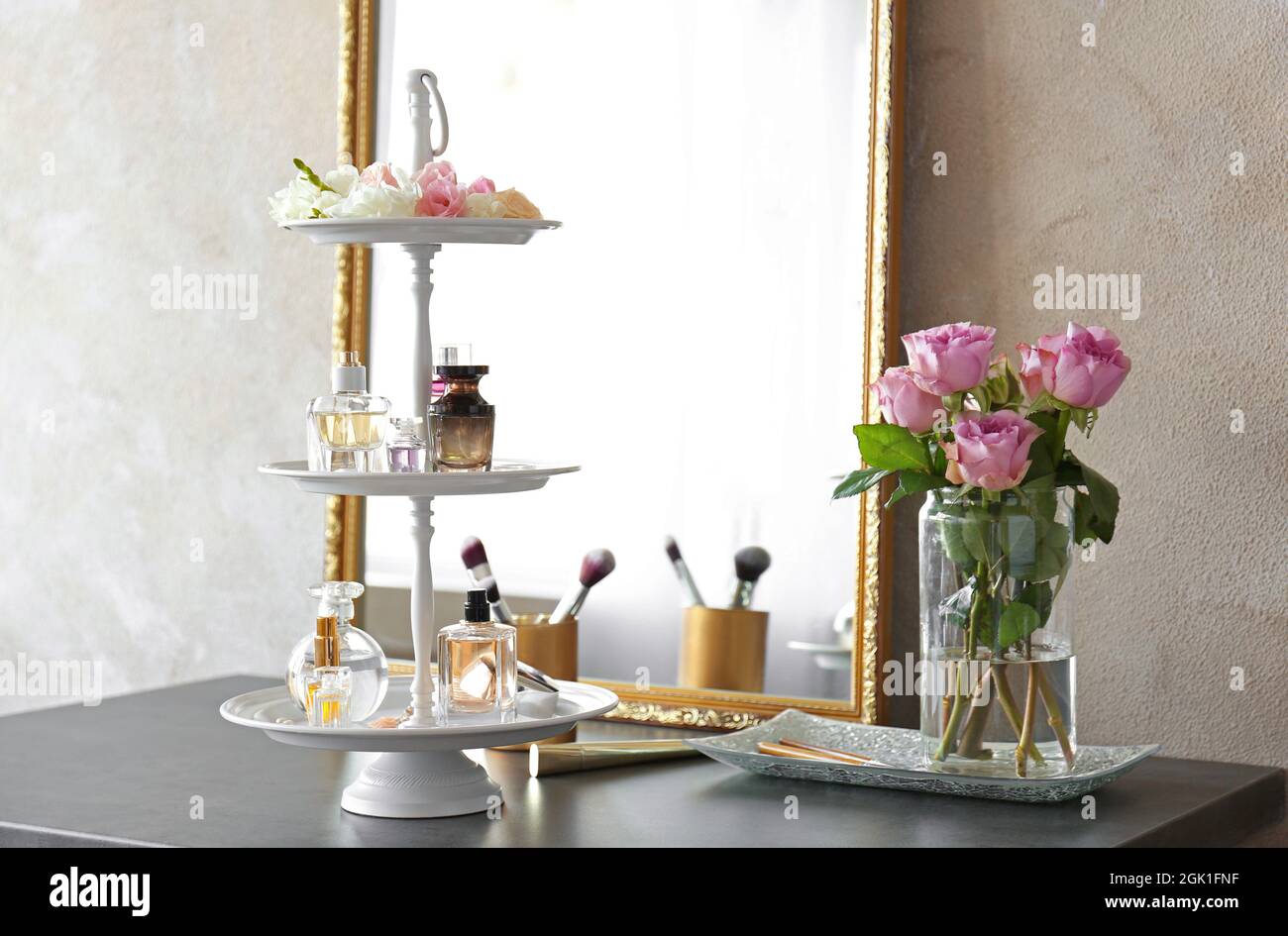Support Avec Bouteilles De Parfum Sur Table Photo Stock Alamy