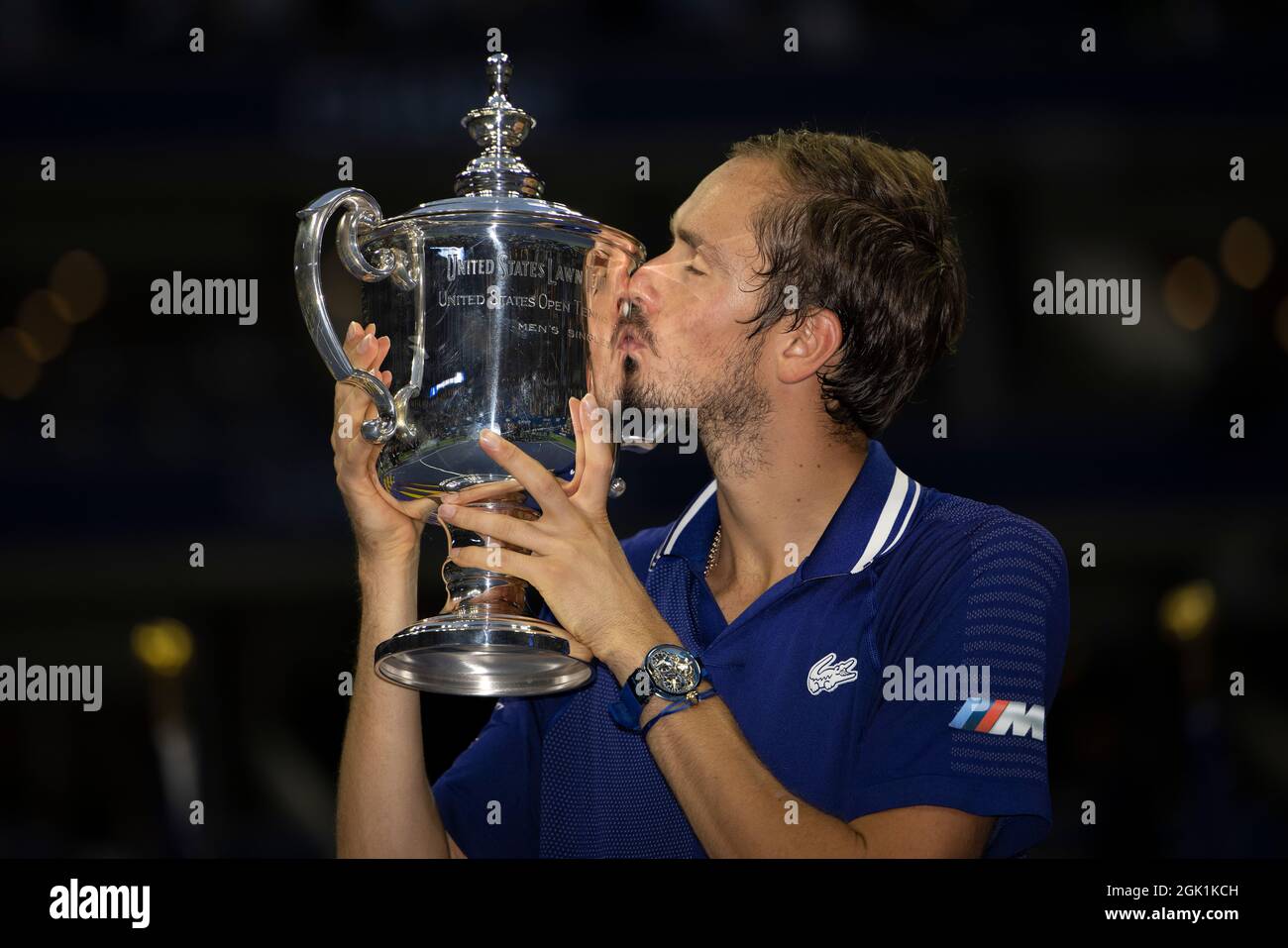 New York, USA, 12 septembre 2021 Daniil Medvedev (RUS) embrasse le trophée après avoir remporté la finale masculine contre Novak Djokovic (SRB) le jour 14 à l'US Open 2021. Crédit: Susan Mullane crédit: Susan Mullane/Alay Live News Banque D'Images