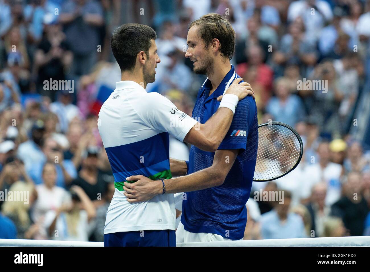 New York, Etats-Unis, 12 septembre 2021 Daniil Medvedev (RUS) et Novak Djokovic (SRB) sur le net après la finale masculine le jour 14 à l'US Open 2021. Crédit: Susan Mullane crédit: Susan Mullane/Alay Live News Banque D'Images
