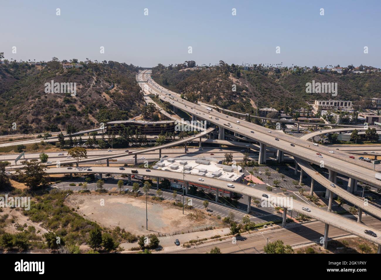 Les voyageurs se déplacent sur les autoroutes de San Diego. Autoroutes de Californie très fréquentées, aériennes. Banque D'Images
