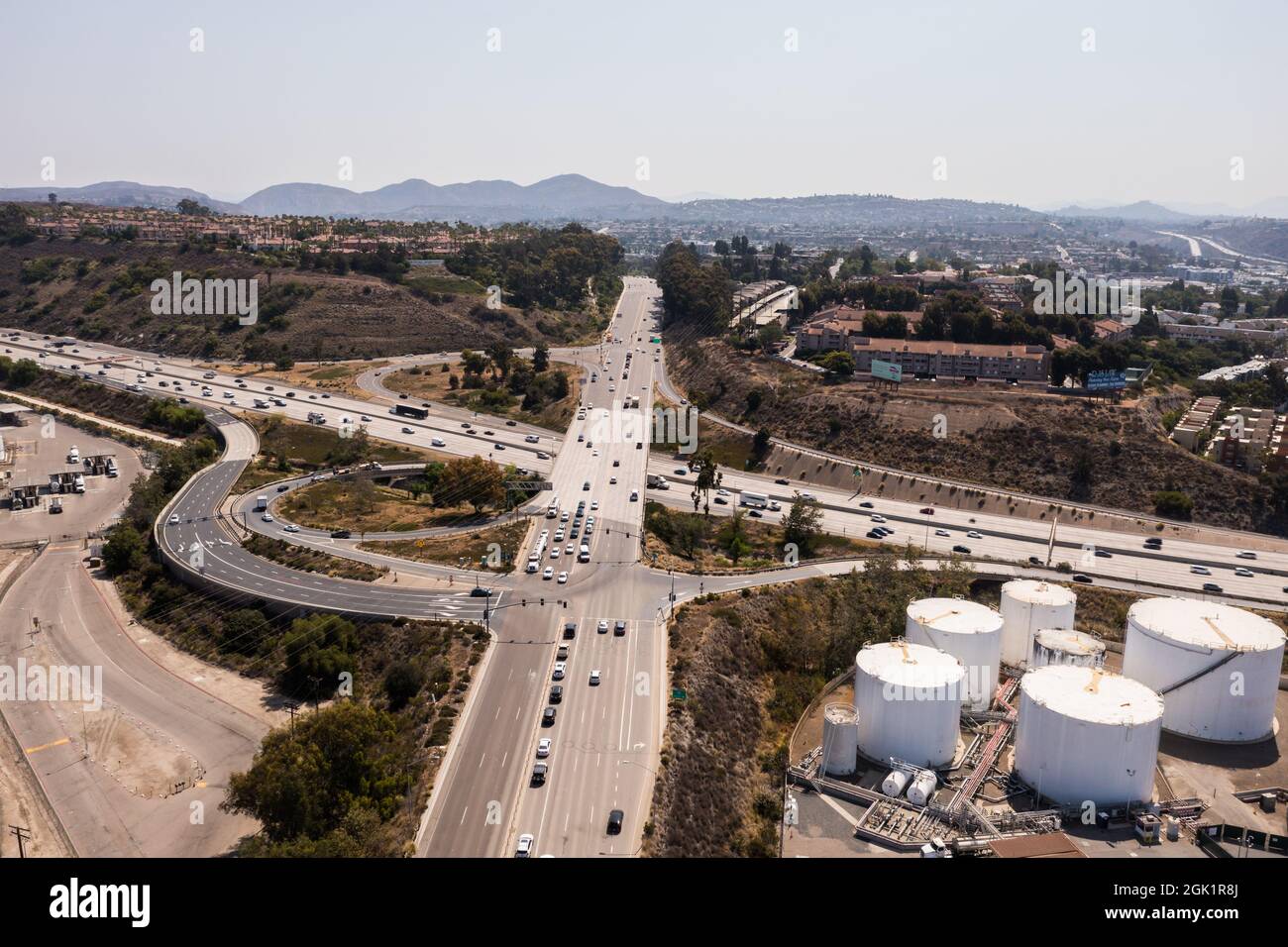 Vue aérienne de la très animée San Diego Freeway et des zones industrielles. Banque D'Images