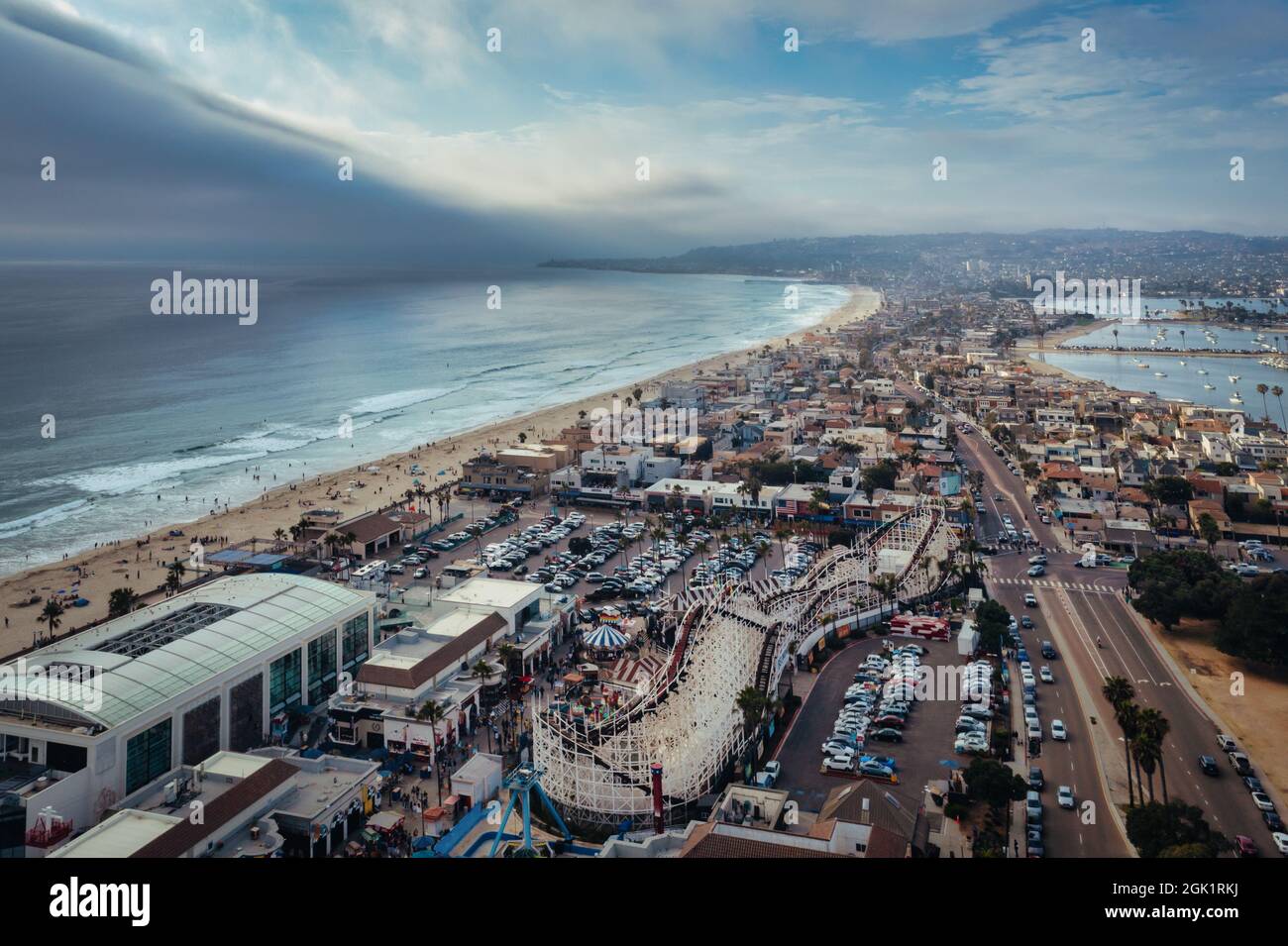 Vue aérienne du parc d'attractions de Mission Beach. Pacific Beach à distance. Banque D'Images