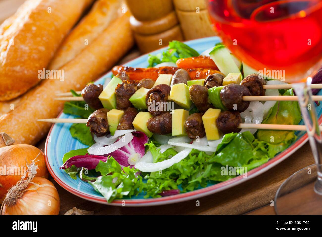 Brochettes de cœurs de poulet avec avocat Banque D'Images
