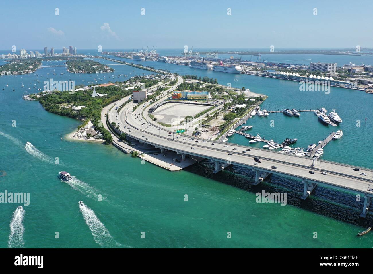 Vue aérienne de MacArthur Caussway, Watson Island et Miami Beach, Floride, l'après-midi d'été clair et ensoleillé. Banque D'Images