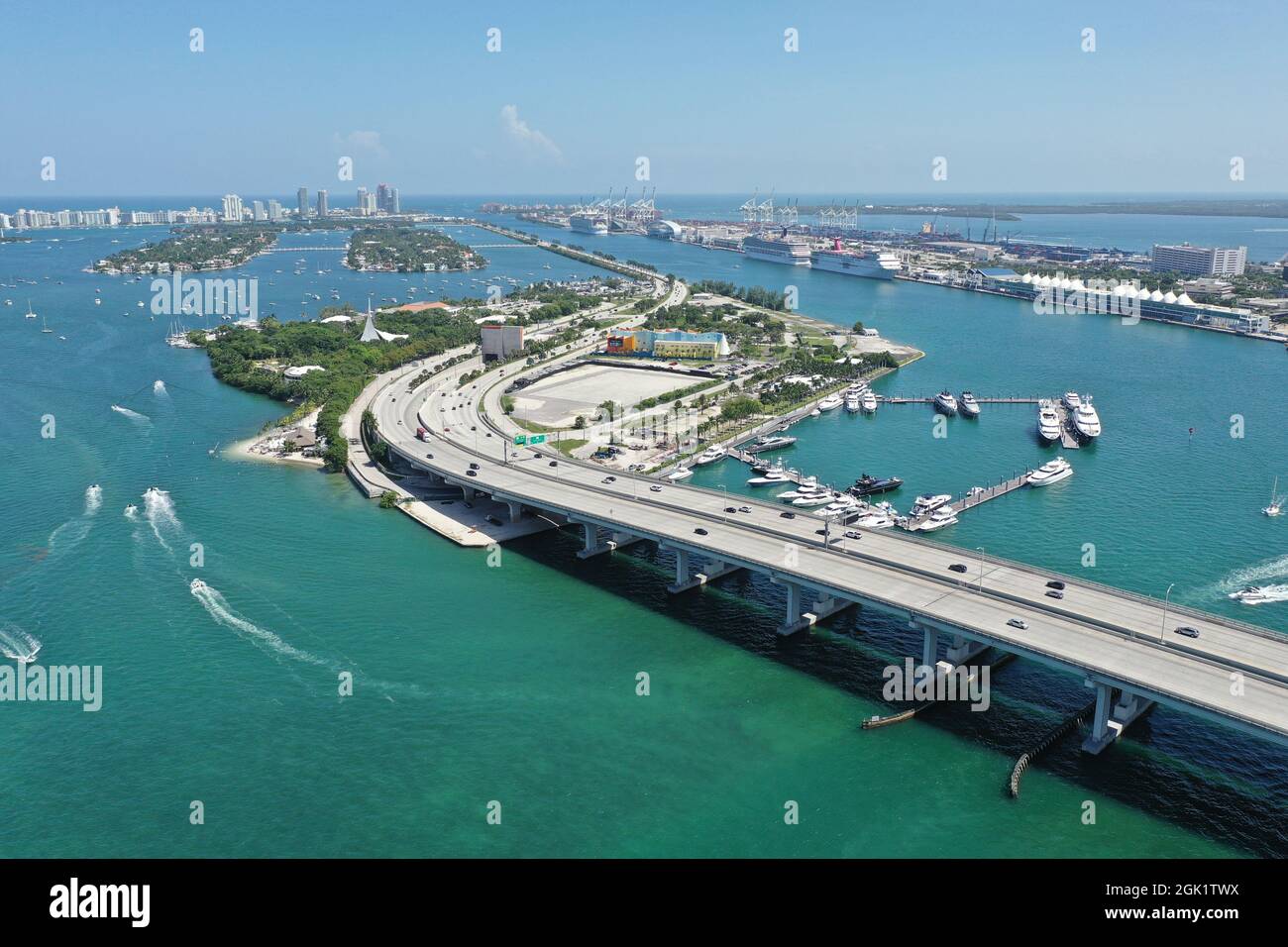 Vue aérienne de MacArthur Caussway, Watson Island et Miami Beach, Floride, l'après-midi d'été clair et ensoleillé. Banque D'Images