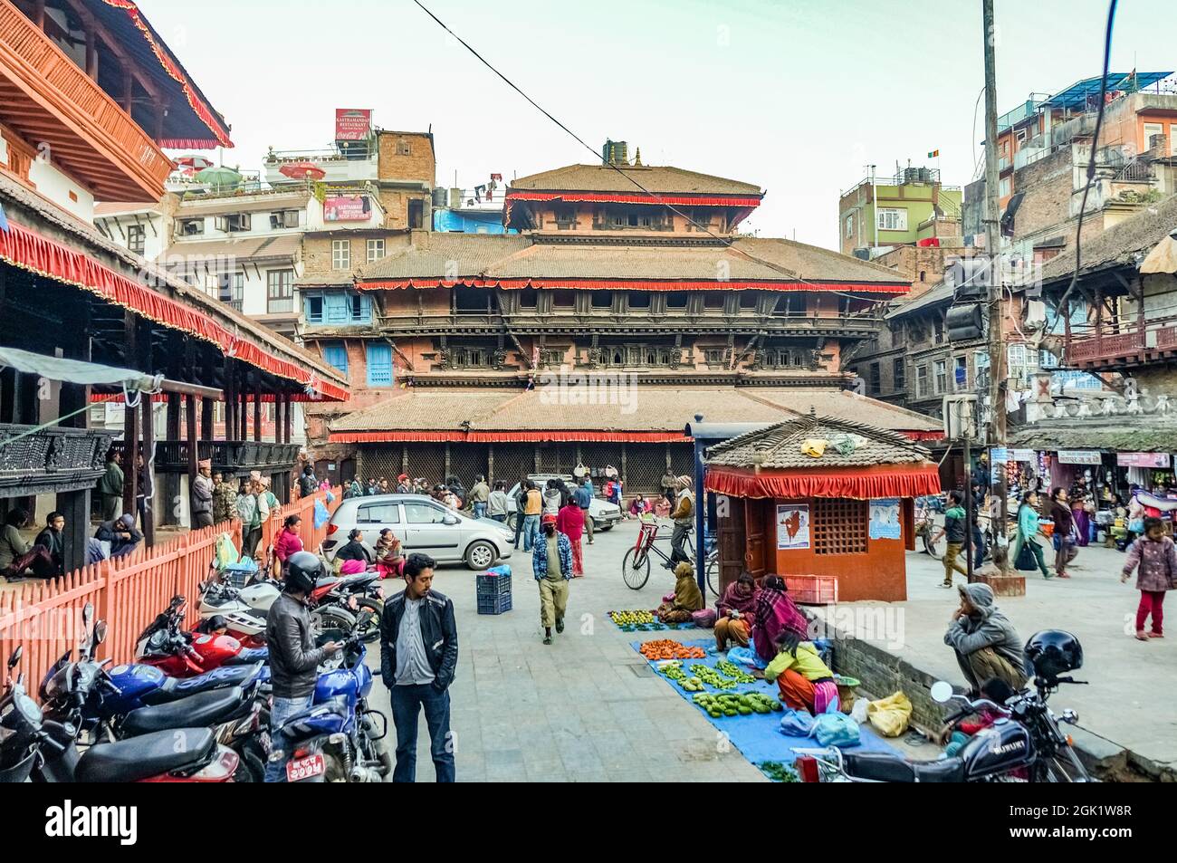 Les temples Dhansa et Kasthamandap sur la place Maru, à côté de Katmandou Darbar, au Népal, avant le tremblement de terre de Gorkha en 2015 Banque D'Images