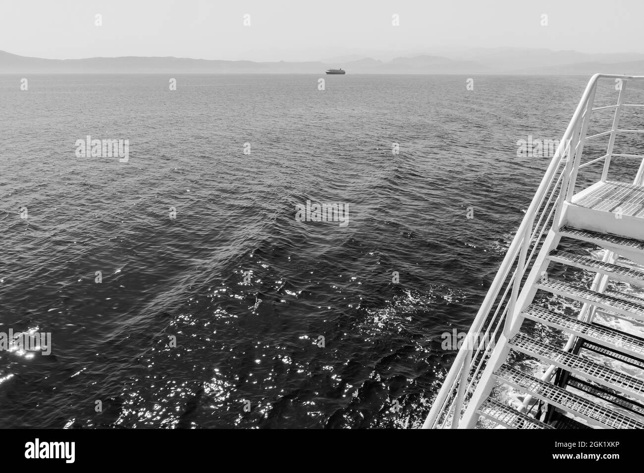 Vue à l'horizon depuis un navire de la grande mer bleue de près en noir et blanc Banque D'Images