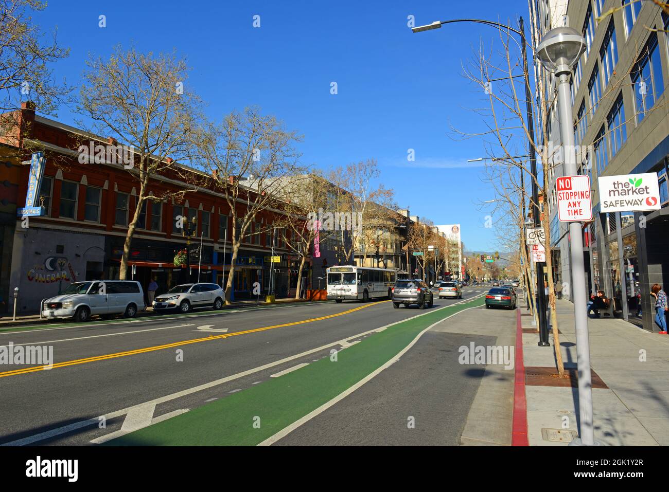 Centre-ville de San Jose avec un bâtiment historique sur la rue San Fernando entre la 2e et la 3e rue, San Jose, Californie CA, Etats-Unis. Banque D'Images